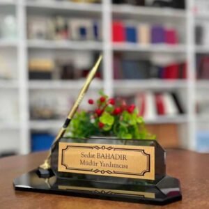 Saatli ve Tek Kalemli Kristal Masa İsimliği